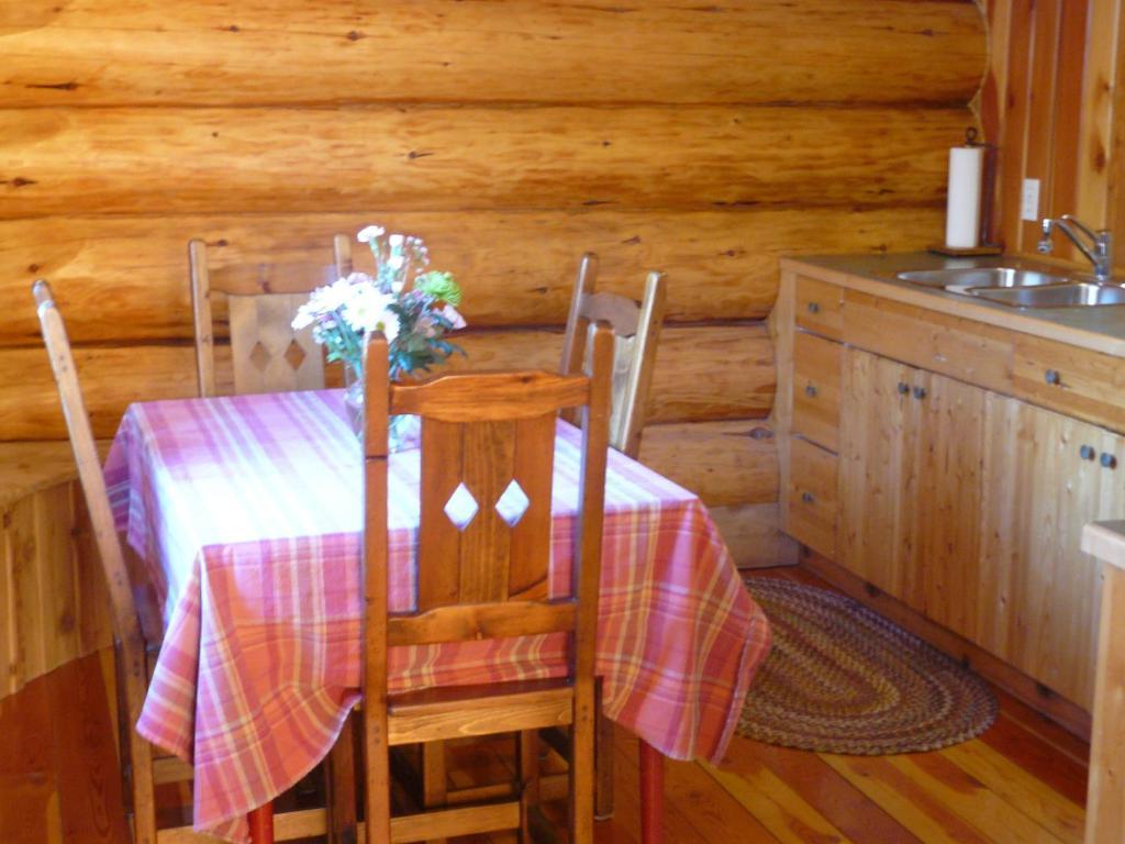 Hitching Post Resort Kelowna Rom bilde