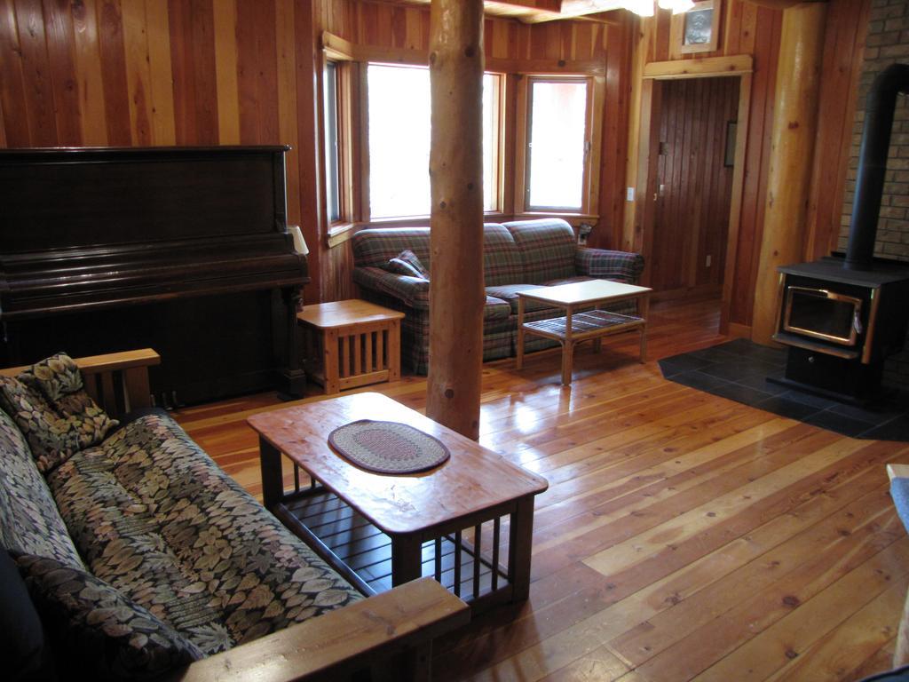 Hitching Post Resort Kelowna Eksteriør bilde